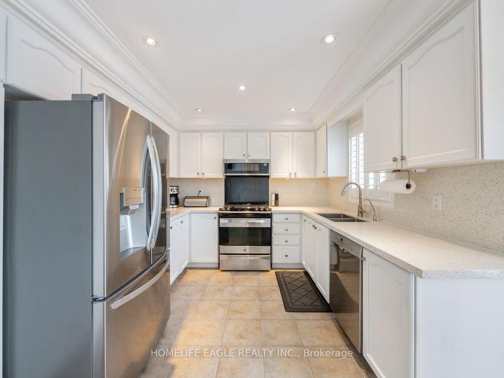 Photo 8 at 15 Eve Court, Bradford, Bradford West Gwillimbury