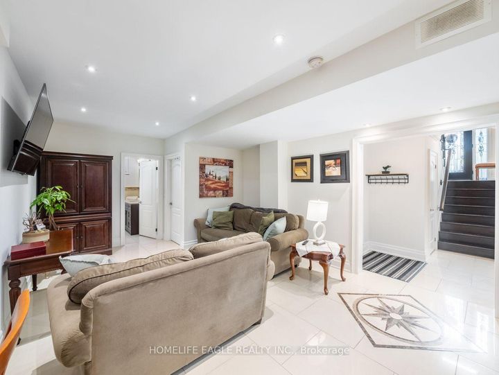 Photo 16 at 15 Eve Court, Bradford, Bradford West Gwillimbury