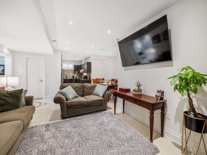 Photo 18 at 15 Eve Court, Bradford, Bradford West Gwillimbury