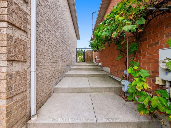 Photo 24 at 15 Eve Court, Bradford, Bradford West Gwillimbury