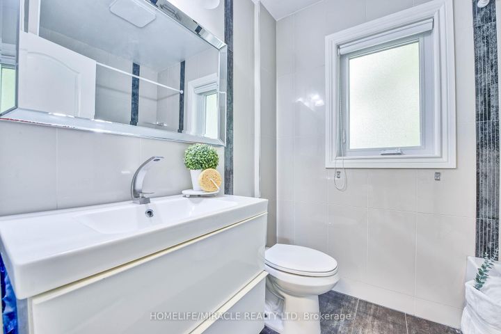 Photo 17 at 7596 Creditview Road, Bram West, Brampton