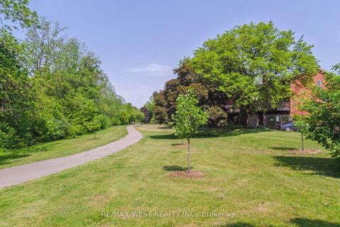 Photo 8 at 2 - 52 Old Burnhamthorpe Road, West Deane, Toronto