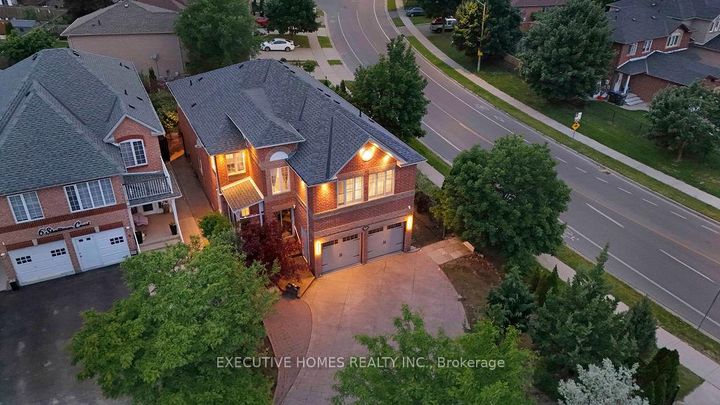 Photo 2 at 8 Shallimar Court, Brampton West, Brampton