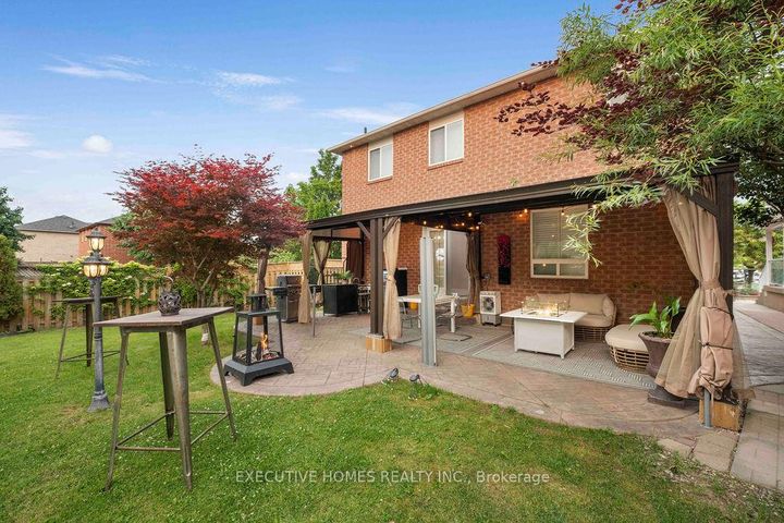 Photo 3 at 8 Shallimar Court, Brampton West, Brampton