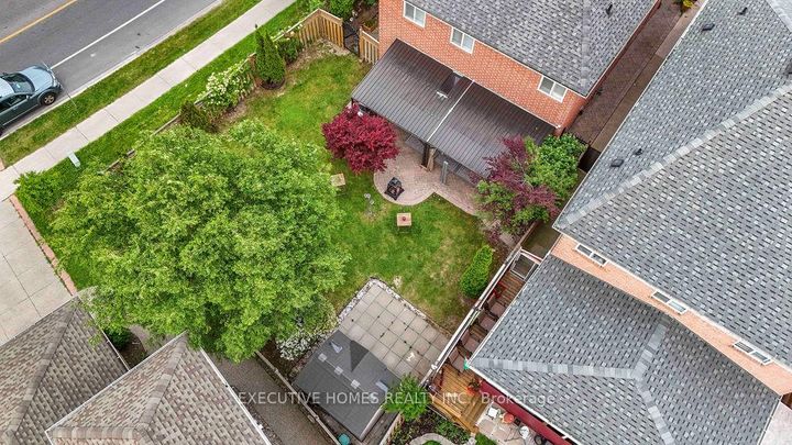 Photo 4 at 8 Shallimar Court, Brampton West, Brampton