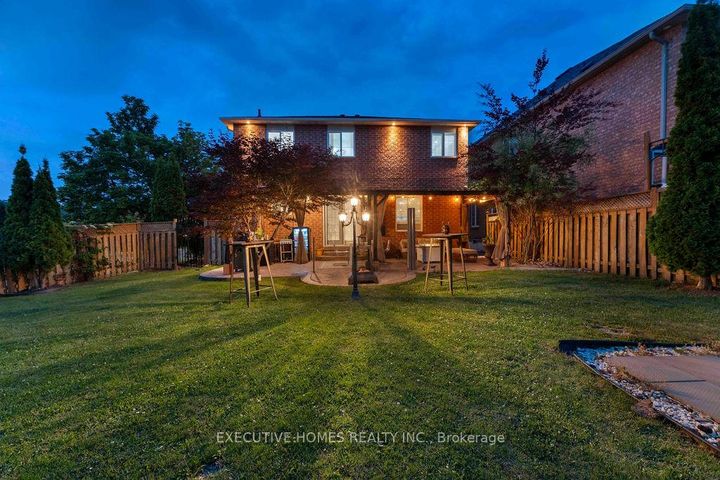 Photo 5 at 8 Shallimar Court, Brampton West, Brampton