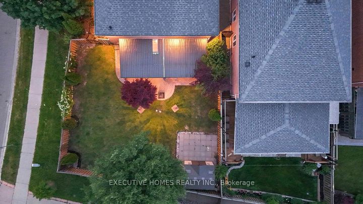 Photo 10 at 8 Shallimar Court, Brampton West, Brampton