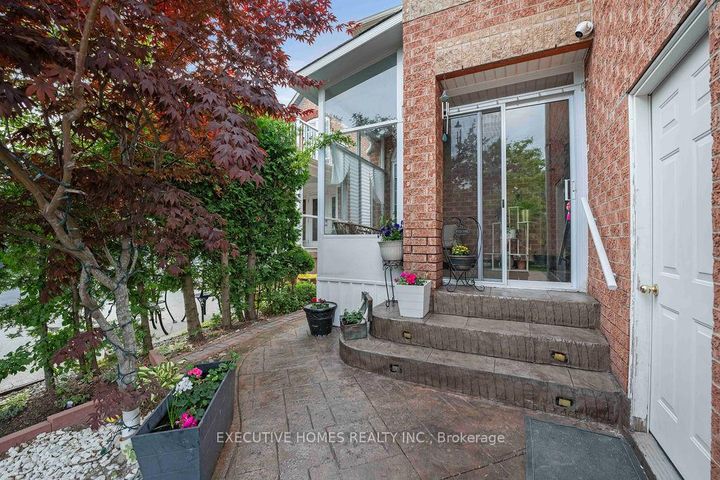Photo 11 at 8 Shallimar Court, Brampton West, Brampton
