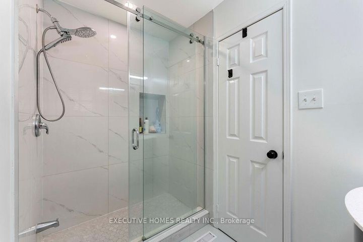 Photo 37 at 8 Shallimar Court, Brampton West, Brampton