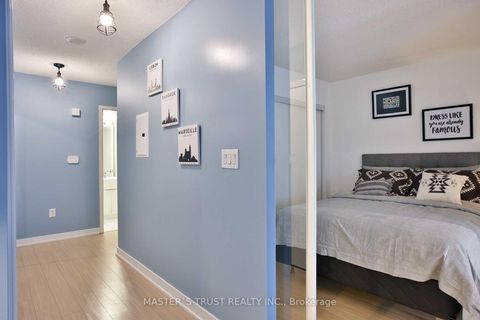 Photo 4 at 932 - 21 Iceboat Terrace, Waterfront Communities C1, Toronto
