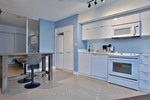 Photo 6 at 932 - 21 Iceboat Terrace, Waterfront Communities C1, Toronto