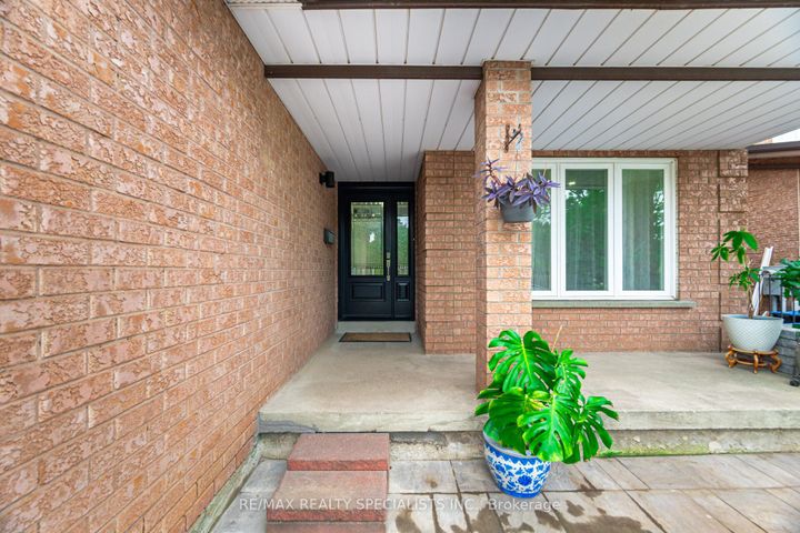 Photo 4 at 5274 Huntingfield Drive, Hurontario, Mississauga