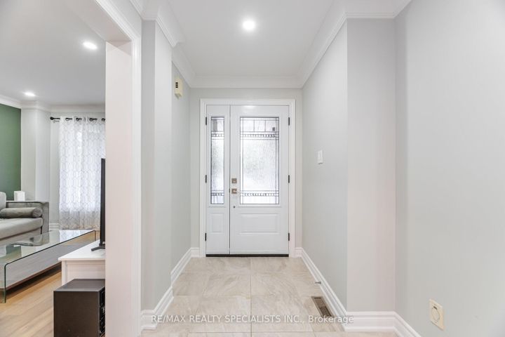 Photo 5 at 5274 Huntingfield Drive, Hurontario, Mississauga