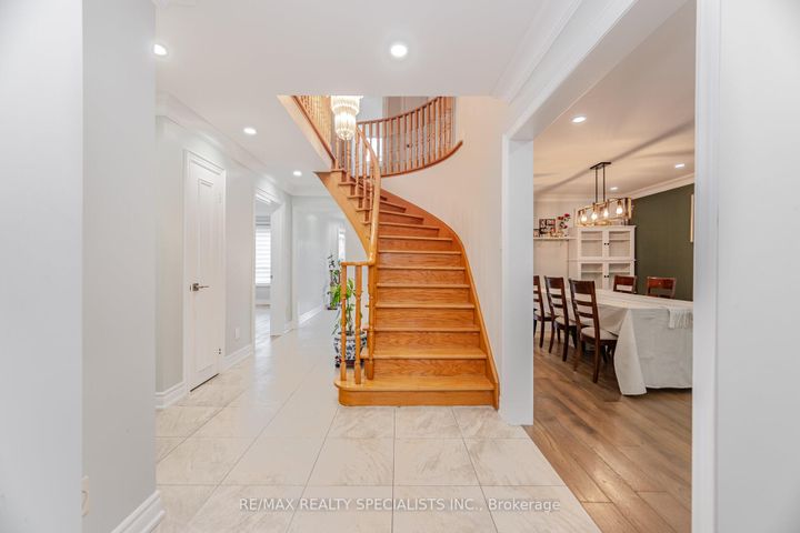 Photo 6 at 5274 Huntingfield Drive, Hurontario, Mississauga