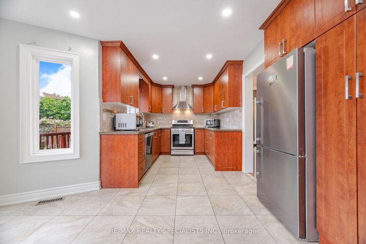 Photo 10 at 5274 Huntingfield Drive, Hurontario, Mississauga