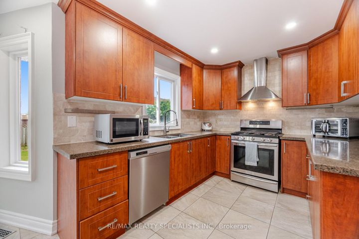 Photo 11 at 5274 Huntingfield Drive, Hurontario, Mississauga