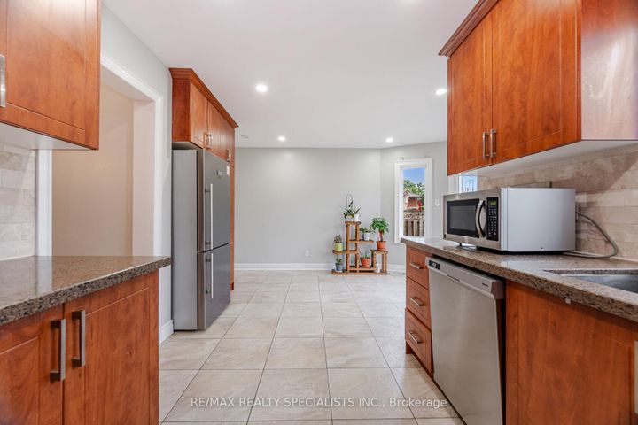 Photo 12 at 5274 Huntingfield Drive, Hurontario, Mississauga