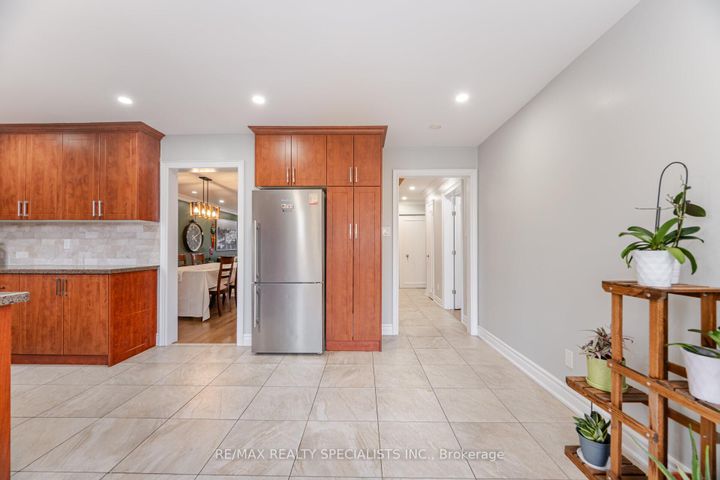Photo 14 at 5274 Huntingfield Drive, Hurontario, Mississauga