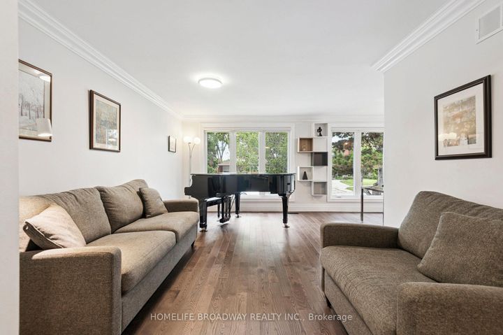Photo 2 at 17 Jill Crescent, West Deane, Toronto