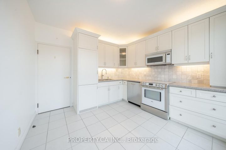 Photo 5 at 606 - 55a Avenue Road, Annex, Toronto
