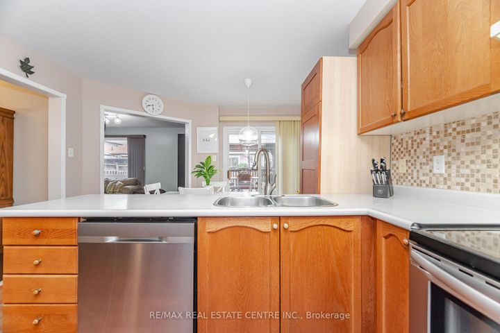 Photo 17 at 59 Vintage Gate, Fletcher's Creek Village, Brampton