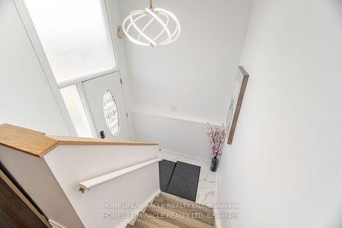 Photo 7 at 81 Pettibone Square, L'Amoreaux, Toronto