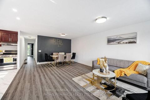 Photo 13 at 81 Pettibone Square, L'Amoreaux, Toronto