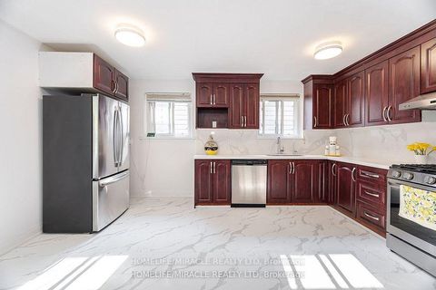 Photo 16 at 81 Pettibone Square, L'Amoreaux, Toronto