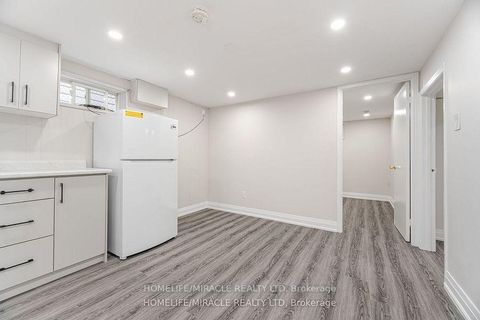 Photo 32 at 81 Pettibone Square, L'Amoreaux, Toronto