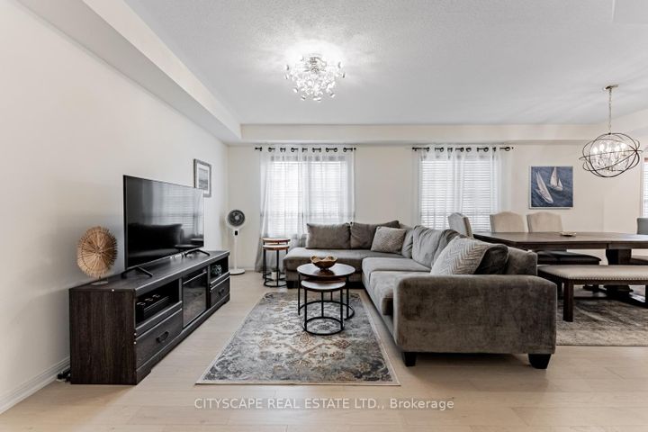 Photo 2 at 3 - 700 Neighbourhood Circle, Cooksville, Mississauga