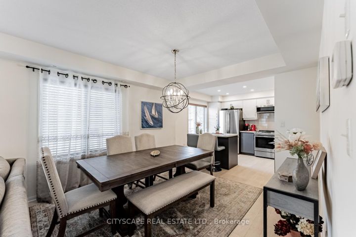Photo 4 at 3 - 700 Neighbourhood Circle, Cooksville, Mississauga