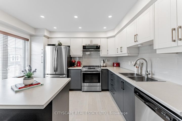 Photo 6 at 3 - 700 Neighbourhood Circle, Cooksville, Mississauga