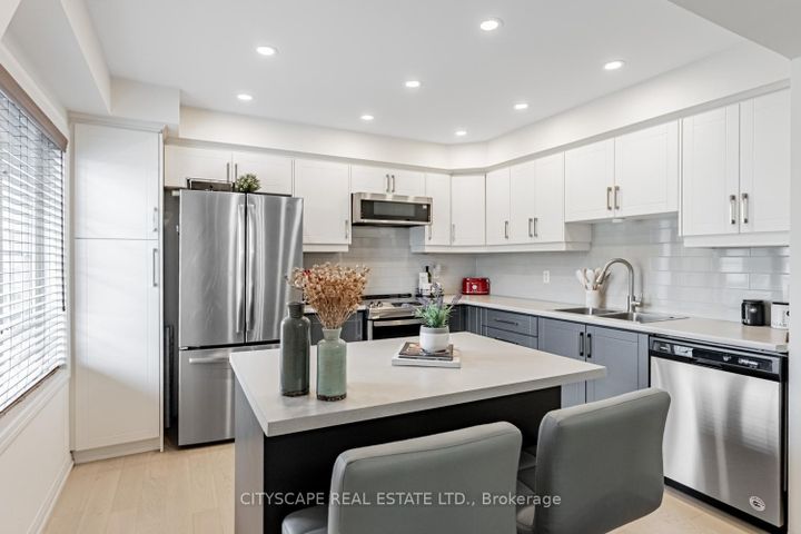 Photo 7 at 3 - 700 Neighbourhood Circle, Cooksville, Mississauga