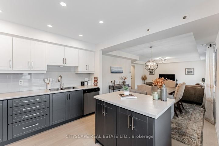 Photo 8 at 3 - 700 Neighbourhood Circle, Cooksville, Mississauga