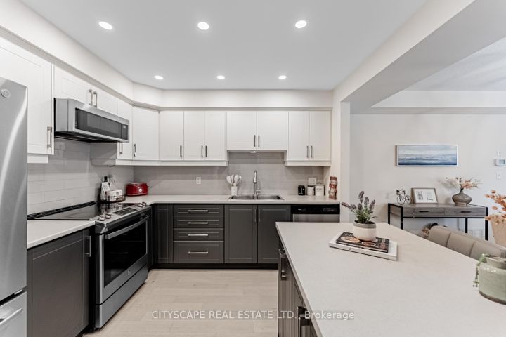Photo 9 at 3 - 700 Neighbourhood Circle, Cooksville, Mississauga