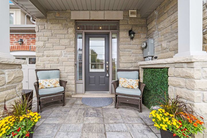 Photo 2 at 37 Diamond Leaf Lane, Georgetown, Halton Hills