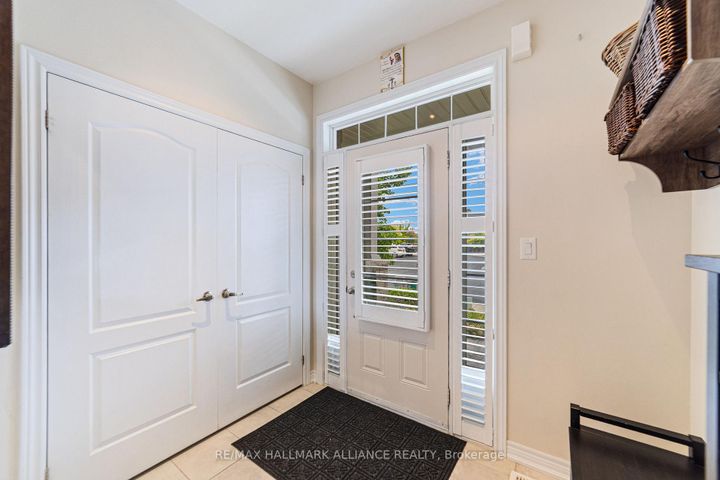 Photo 3 at 37 Diamond Leaf Lane, Georgetown, Halton Hills