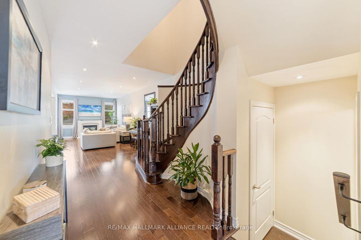 Photo 4 at 37 Diamond Leaf Lane, Georgetown, Halton Hills