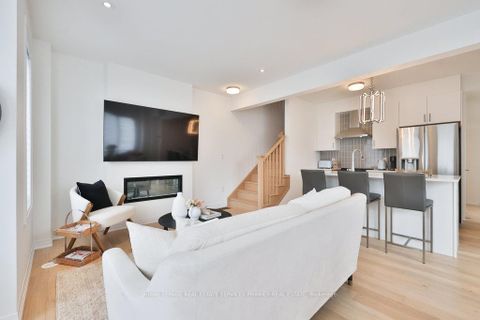 Photo 12 at 9 Crown Gate, GO Glenorchy, Oakville