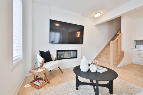 Photo 13 at 9 Crown Gate, GO Glenorchy, Oakville