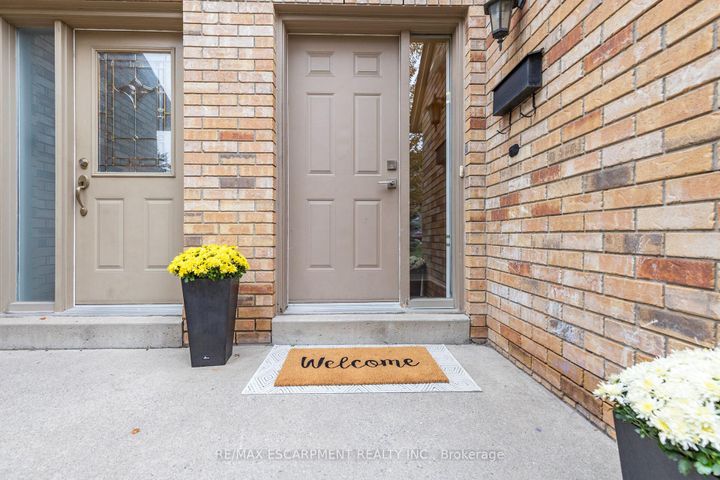 Photo 2 at 5 - 2015 Cleaver Avenue, Headon, Burlington