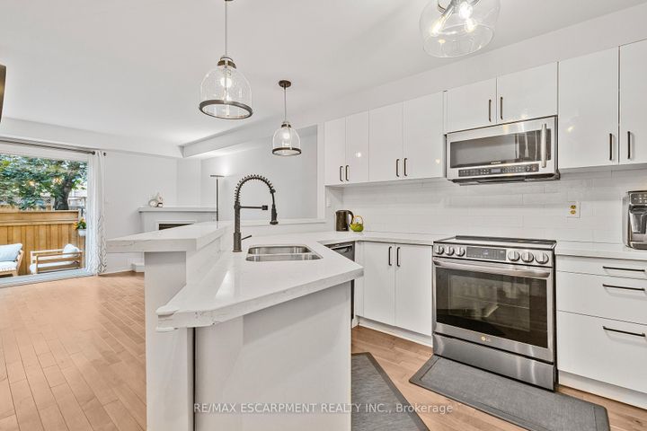 Photo 4 at 5 - 2015 Cleaver Avenue, Headon, Burlington
