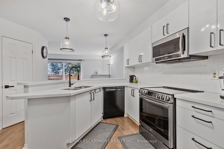 Photo 7 at 5 - 2015 Cleaver Avenue, Headon, Burlington