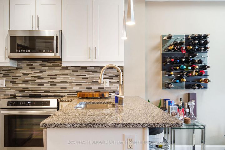 Photo 4 at 306 - 272 Georgian Drive, RO River Oaks, Oakville