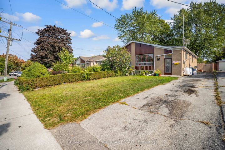 Photo 2 at 43 Porchester Drive, Woburn, Toronto