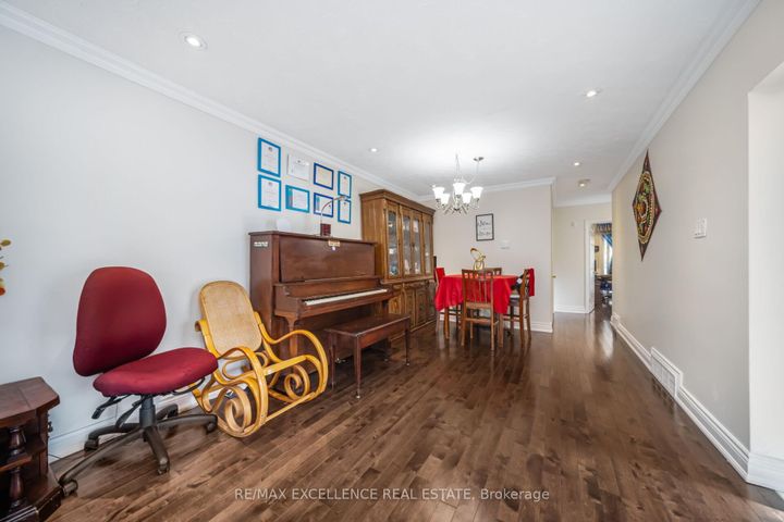 Photo 7 at 43 Porchester Drive, Woburn, Toronto