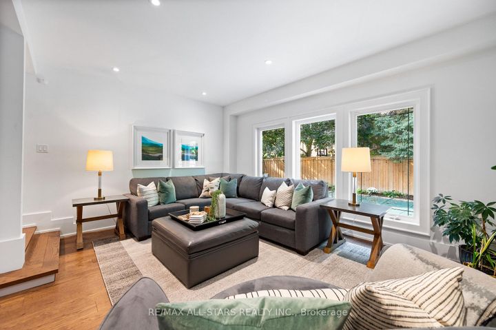Photo 11 at 45 Rosemead Close, Unionville, Markham