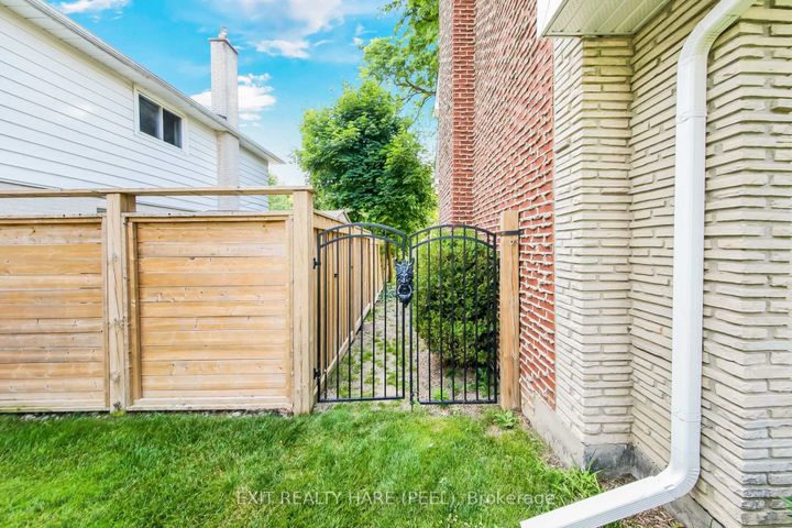 Photo 2 at 35 Ridgehill Drive, Brampton South, Brampton