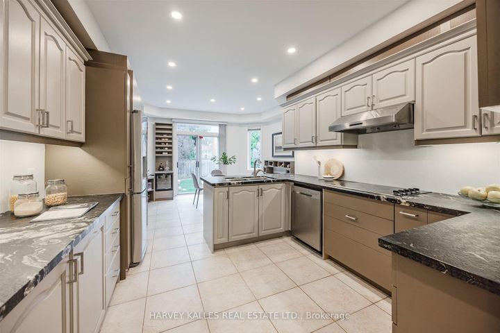 Photo 13 at 94 Sutcliffe Crescent, Cachet, Markham