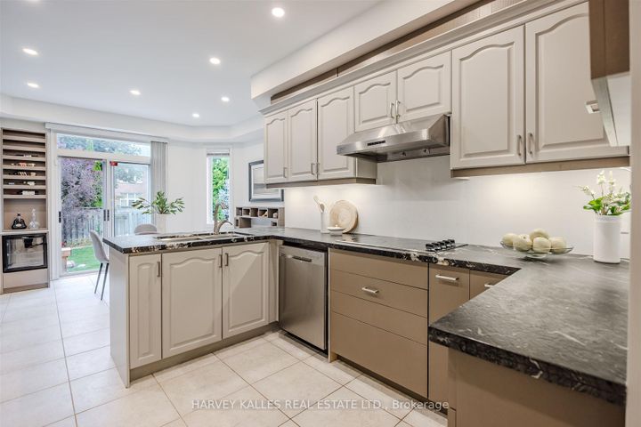 Photo 14 at 94 Sutcliffe Crescent, Cachet, Markham
